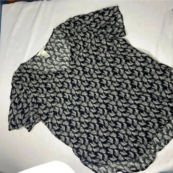 H&M Black and White Leaf Print V-Neck Short Sleeve Shirt/Blouse. - Picture 2 of 10